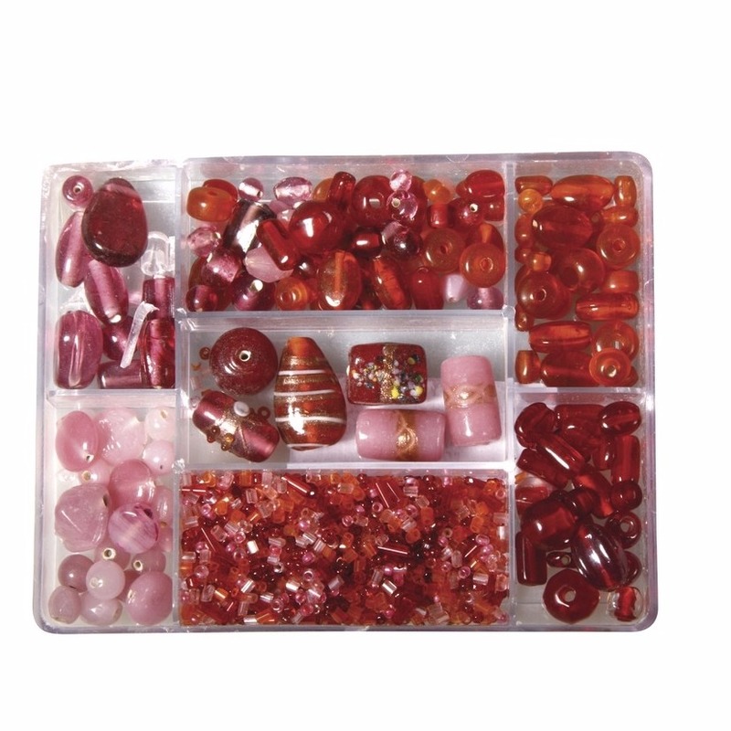 Roze-rode glazen kralen in opbergbox-sorteerbox 12 x 8 cm